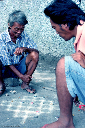 Bacolod, Negros Occidental men playing dama checkers draughts street sidewalk Buhay Pinoy Philippines Filipino Pilipino  people pictures photos life Philippinen  菲律宾  菲律賓  필리핀(공화국)     