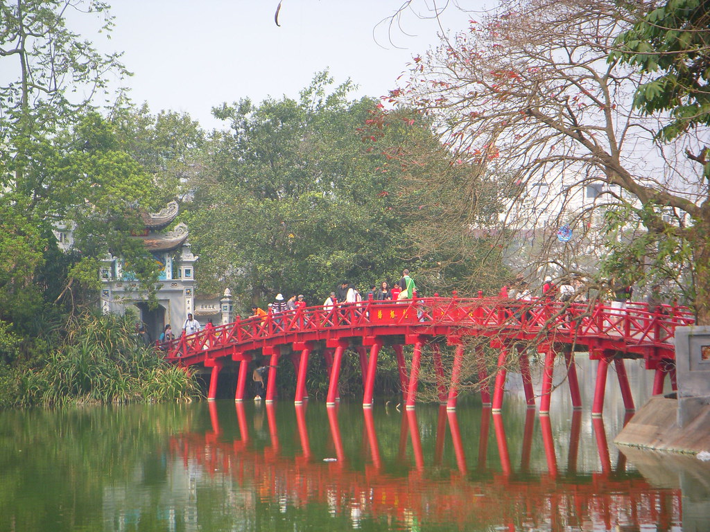 puente rojo sobre el lago