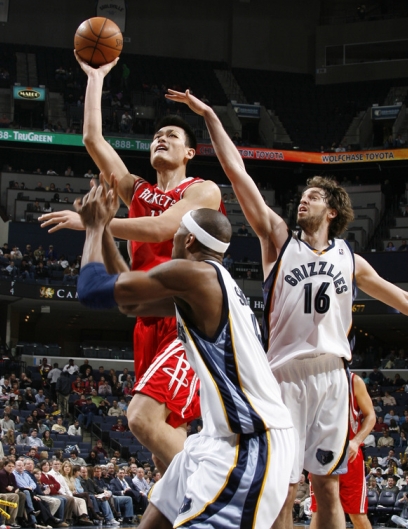 Yao Ming shoots over Memphis' Stromile Swift and Pau Gasol on his way to 22 points on 9-of-15 shooting in a convincing Rockets victory over the Grizzlies.  Yao also finished with 12 rebounds and 5 blocks.
