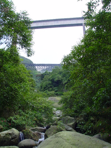 Subindo o rio com pontes e trens ao fundo