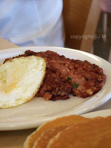 Corned Beef Hash w/ eggs and pancakes