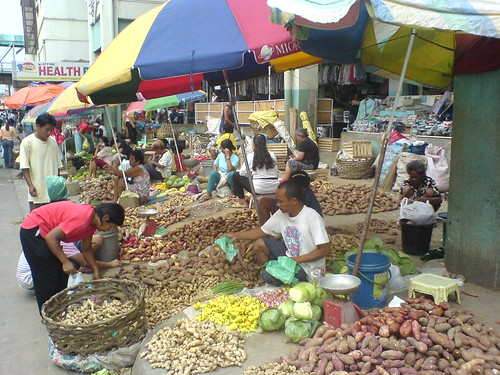  ormoc leyte root crops vendor sidewalk street kamote ginger luya sweet potato Pinoy Filipino Pilipino Buhay  people pictures photos life Philippinen  菲律宾  菲律賓  필리핀(공화국) Philippines    