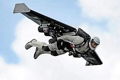 Jetman volando sobre los Alpes