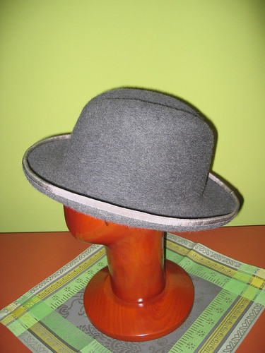 Homburg with the edge binding finished