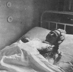 Gertrud Fink, Düren, auf dem Sterbebett im Spital kurz nach ihrem Tod
