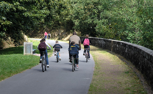 A family out cycling in the Morbihan area of Brittany. Photo: quelquepartsurlaterre