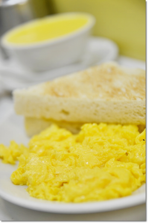 Golden Scrambled Eggs with Toast