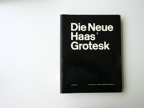 Neue Haas Grotesk Satzklebebuch