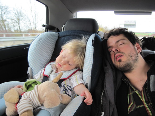 Wolfram und Oliver schlafend im Auto
