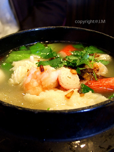海鮮鍋燒麵 (Seafood w/ Noodles in a sizzling pot)