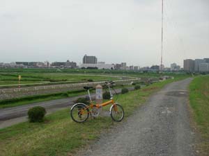 多摩川サイクリングロードのDAHON　メトロ