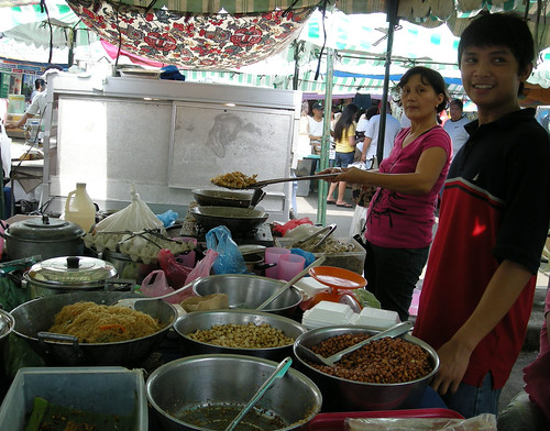 Lung Center, Quezon City, Manila food stall vendor cooking pansit pancit  Pinoy Filipino Pilipino Buhay  people pictures photos life Philippinen  菲律宾  菲律賓  필리핀(공화국) Philippines  adobong mani peanut  