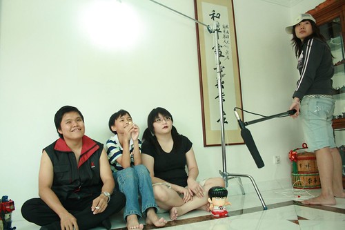 The boy and his mother's younger siblings (played by Aron Koh and Suanie)