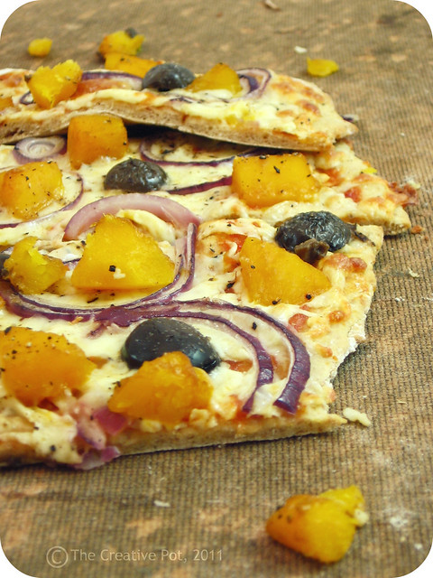 Butternut, red onion and olive pizza on rye base a2-w