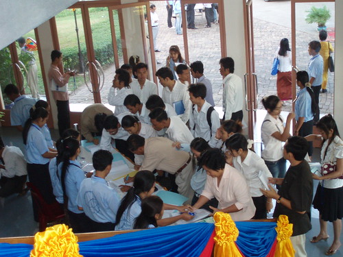students rushing in to register