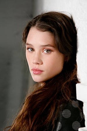 resized_French_actress_Astrid_Berg_s_Frisbey_