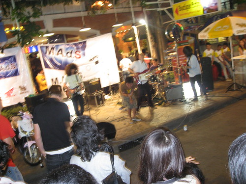 band playing at Khao San at night
