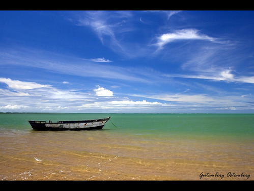 Anchored in Calm Waters / Ancorado em Águas Mansas / Foto no The World's Best Photos of Blue and Ocean