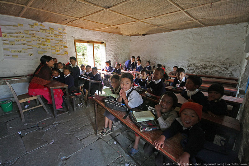 Никаких компьютеров и свежий воздух. Как учатся в Непале 