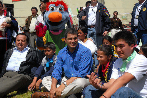 Atuntaqui (Prov. Imbabura), 30 de mayo de 2008.- El Presidente de la República, Rafael Correa, participó hoy en la “Ronda por el Buen Vivir”, con el que inició el mes de la Niñez en la Federación de Instituciones Artesanales de Atuntaqui