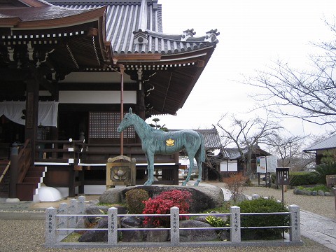 橘寺-愛馬の像