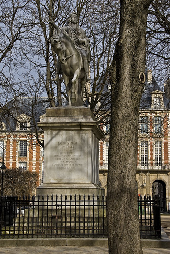 Estatua de Luis XIII en Place des Vosges