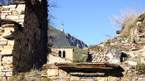 Monasterio de Montes de Valdueza (al fondo, Los Apóstoles)