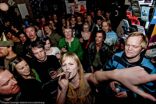 Vibeke Saugestad, The Twistaroos, with audience at Cafe Mono, Oslo