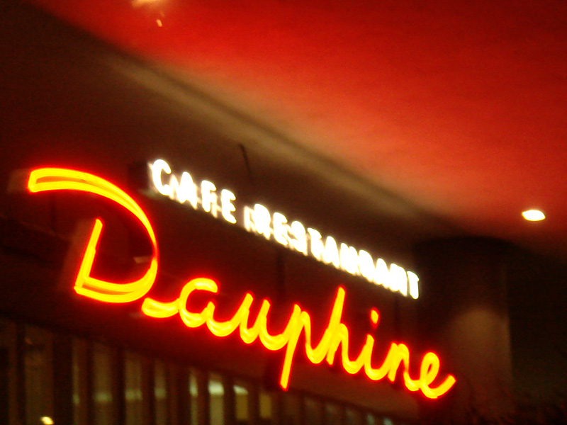 Neon Dauphine