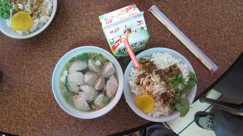 台東鹿野．午餐：貢丸湯 + 大雞肉飯 + 純喫茶（無糖綠）