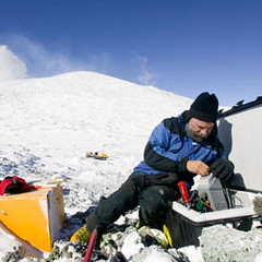科學家進入南極洲，以研究氣候變化。圖片節錄自：George Steinmetz/Corbis。