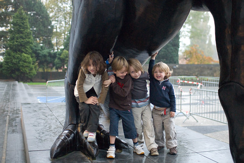 Zelie, Lucas, Louis en Jan onder een iguanodon