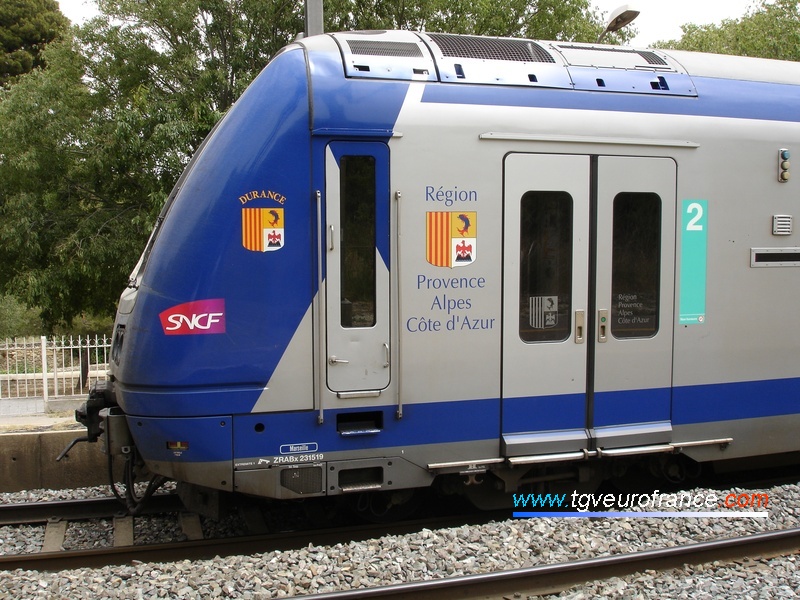 Vue de l'avant d'une rame TER 2N arborant le logo de la Région PACA en gare de Saint-Chamas