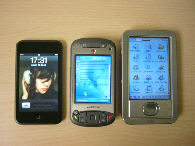 ipod touch vs. qtek 9600 vs. palm live drive (frontal view) photo