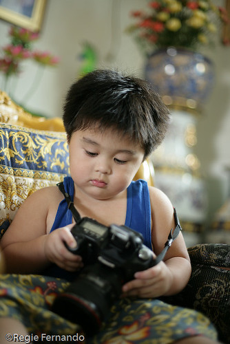 boy fiddling looking holding a camera dslr wandering Pinoy Filipino Pilipino Buhay  people pictures photos life Philippinen  菲律宾  菲律賓  필리핀(공화국) Philippines    