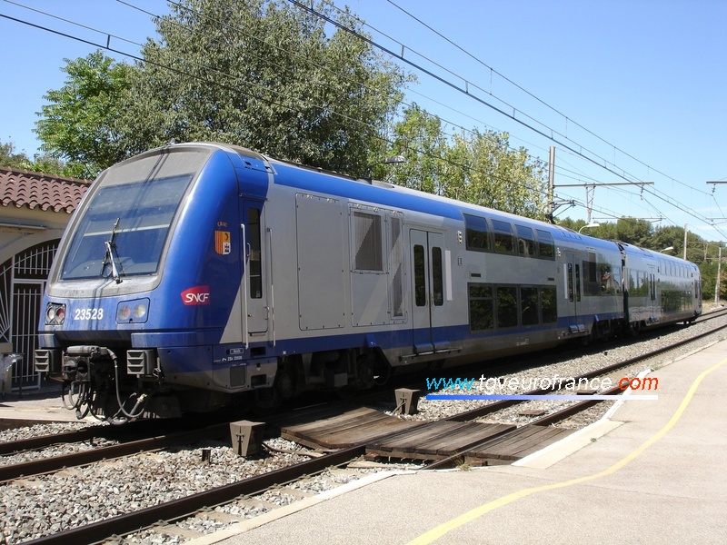 L'automotrice régionale Z 23528 marque un arrêt en gare de Saint-Chamas le 2 août 2006.