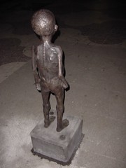espalda escultura niño famélico