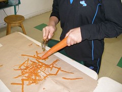 Je râpe les carottes.
