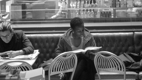 Una mujer lee un libro en Florencia (Italia)