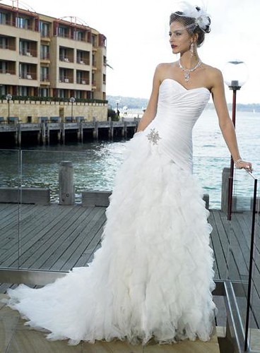 This beautiful wedding gown and very voluptuous, like fairyland nymph with wing, many people take a fancy to this gown.