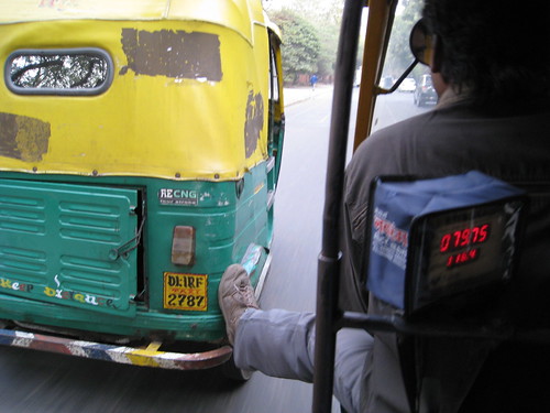 Rickshaw pushing rickshaw em Delhi