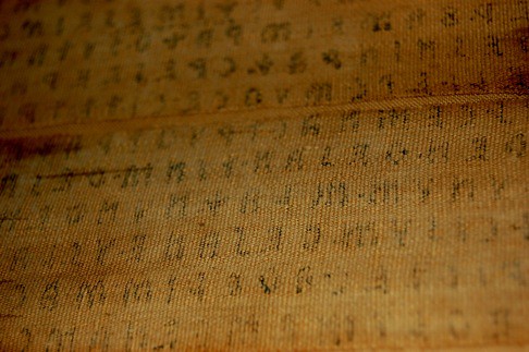 Closeup on the Linen Book/Mummy Wrappings of the Lost Etruscan Language por Curious Expeditions.