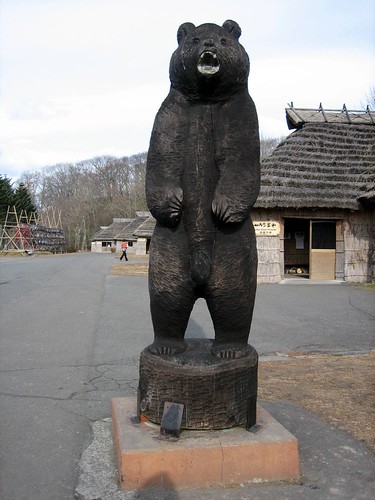 聚落的最前方有熊作為守護神