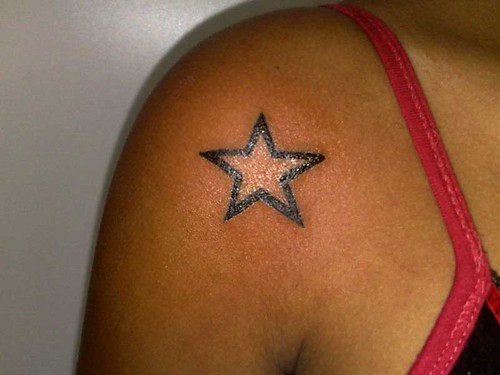 tatuagem estrela no ombro