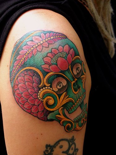 Tatuaje de calavera coloridamente misteriosa