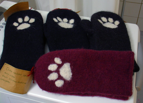 Felted mittens with paw motifs