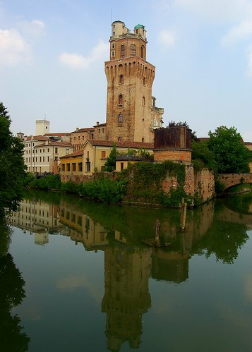 La Specola reflected upon the Bacchiglione in Padua, Italy por Peace Correspondent.