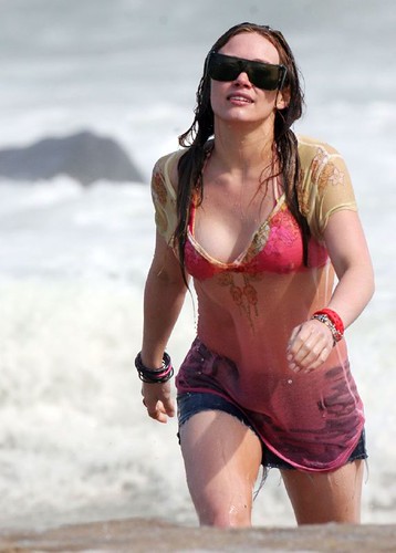 actress hilary-duff wet bikini pics