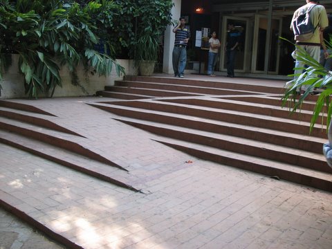 excellent design for wheelchair access on stairs Alliance Francaise de Bangalore 121007