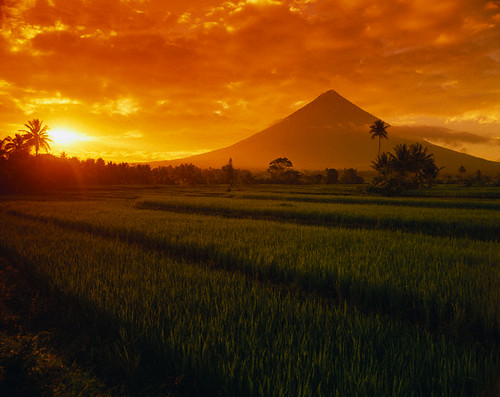 Mayon Volcano Philippines by rdizon.
